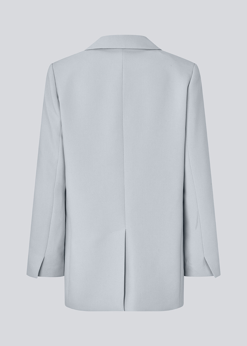 Gale blazer has a classic and elegant design, fulfilled by the beautiful revers collar and a long fit. The blazer has button closure at the front and a chest pocket at the left side. 