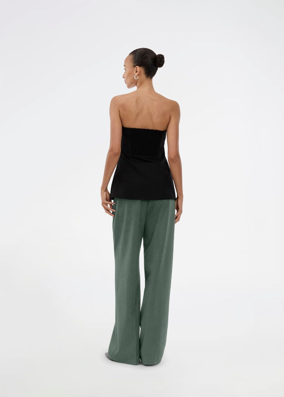 Gale pants in dark green have a classic design. The pants have straight, wide legs with pressfolds, which create an elegant look. The model is 175 cm and wears a size S/36.