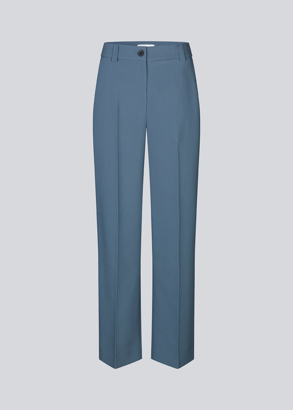 Gale pants in dark blue have a classic design. The pants have straight, wide legs with press folds, which creates an elegant look.