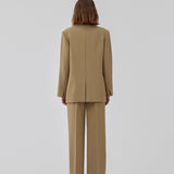 Gale pants in the color Dune have a classic design. The pants have straight, wide legs with press folds, which creates an elegant look. The model is 177 cm and wears a size S/36.