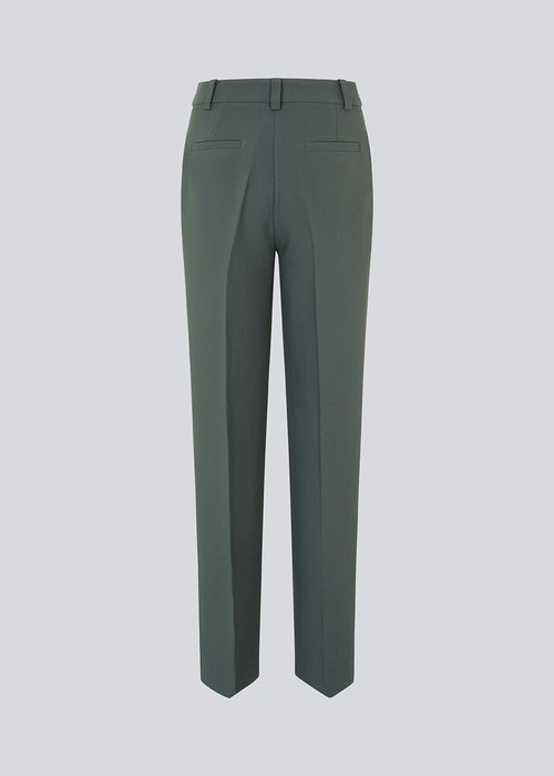 Gale pants has a classic design. The pants has straight, wide legs with pressfolds, which creates an elegant look. The model is 175 cm and wears a size S/36.