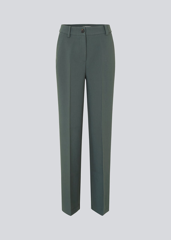 Gale pants has a classic design. The pants has straight, wide legs with pressfolds, which creates an elegant look. The model is 175 cm and wears a size S/36.