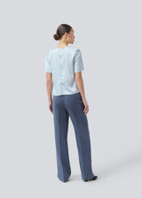 Gale pants has a classic design. The pants has straight, wide legs with pressfolds, which creates an elegant look. The model is 175 cm and wears a size S/36.