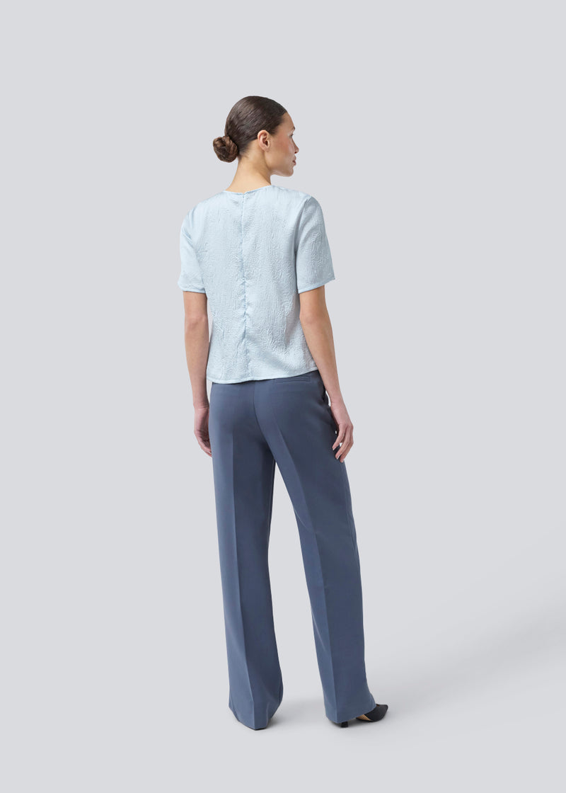 Gale pants has a classic design. The pants has straight, wide legs with pressfolds, which creates an elegant look. The model is 175 cm and wears a size S/36.