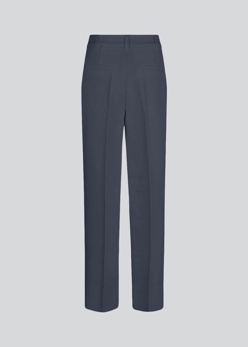 Gale pants has a classic design. The pants has straight, wide legs with pressfolds, which creates an elegant look. The model is 175 cm and wears a size S/36.