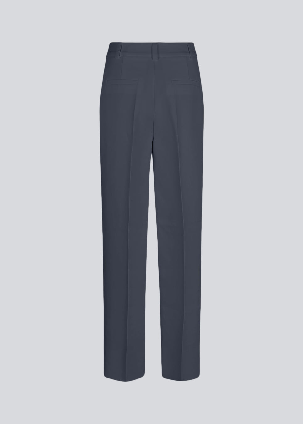 Gale pants has a classic design. The pants has straight, wide legs with pressfolds, which creates an elegant look. The model is 175 cm and wears a size S/36.
