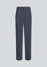 Gale pants has a classic design. The pants has straight, wide legs with pressfolds, which creates an elegant look. The model is 175 cm and wears a size S/36.