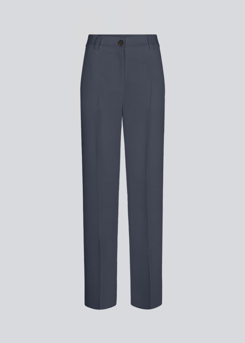 Gale pants has a classic design. The pants has straight, wide legs with pressfolds, which creates an elegant look. The model is 175 cm and wears a size S/36.