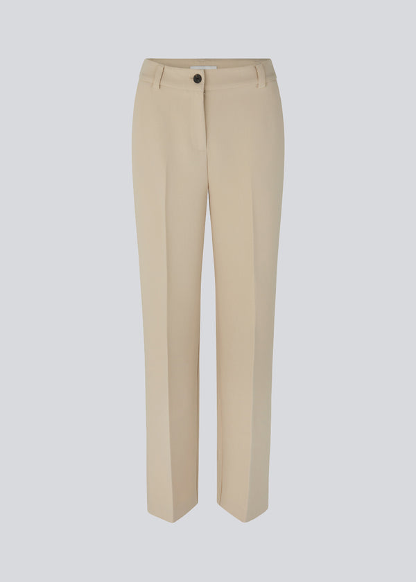 Gale pants in Powder Sand have a classic design. The pants have straight, wide legs with pressfolds, which creates an elegant look.