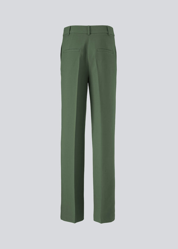 Gale pants in sea green have a classic design. The pants have straight, wide legs with press folds, which creates an elegant look. These pants have a spacious fit. We recommend sizing down.