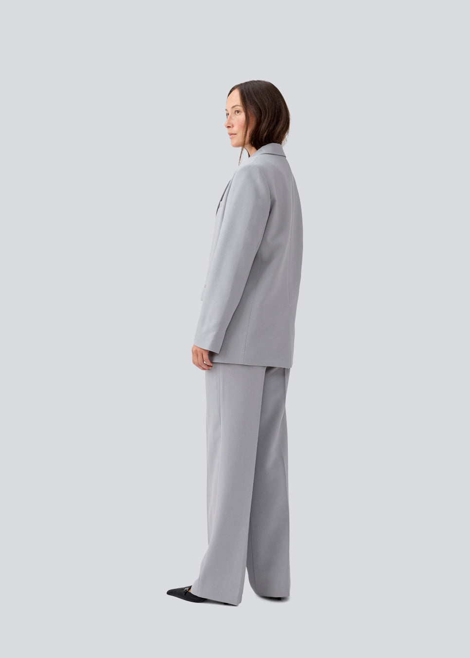 Gale pants has a classic design. The pants has straight, wide legs with pressfolds, which creates an elegant look. 