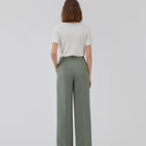 Gale pants in soft green has a classic design. The pants has straight, wide legs with pressfolds, which creates an elegant look. The model is 175 cm and wears a size S/36.<br>