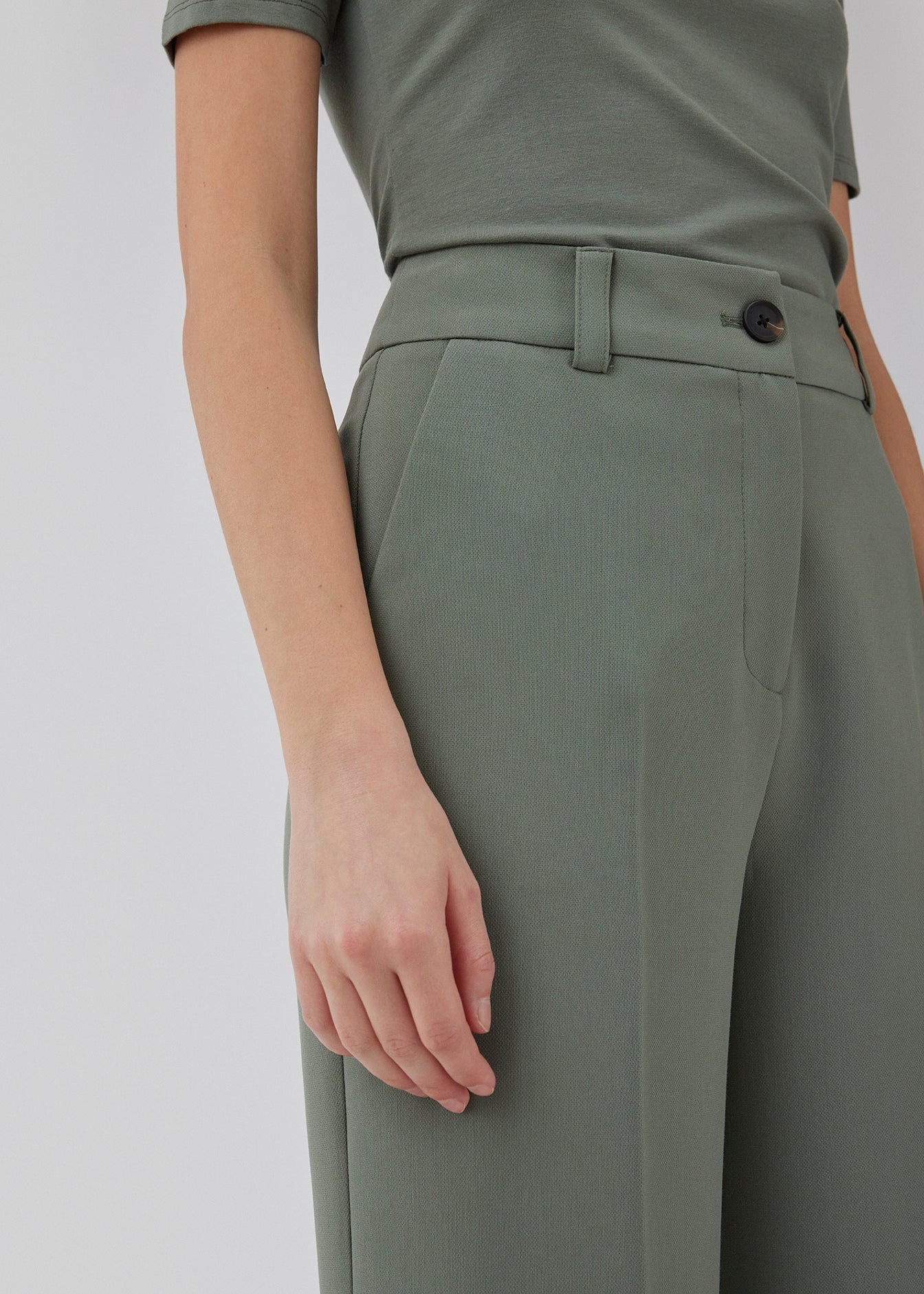 Gale pants in soft green has a classic design. The pants has straight, wide legs with pressfolds, which creates an elegant look. The model is 175 cm and wears a size S/36.<br>