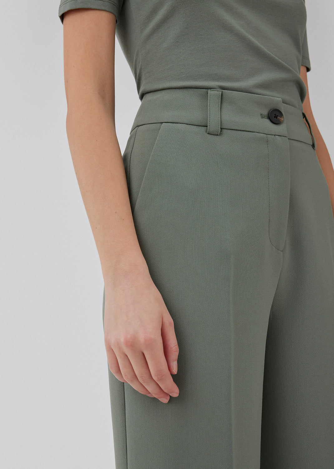Gale pants in soft green has a classic design. The pants has straight, wide legs with pressfolds, which creates an elegant look. The model is 175 cm and wears a size S/36.<br>