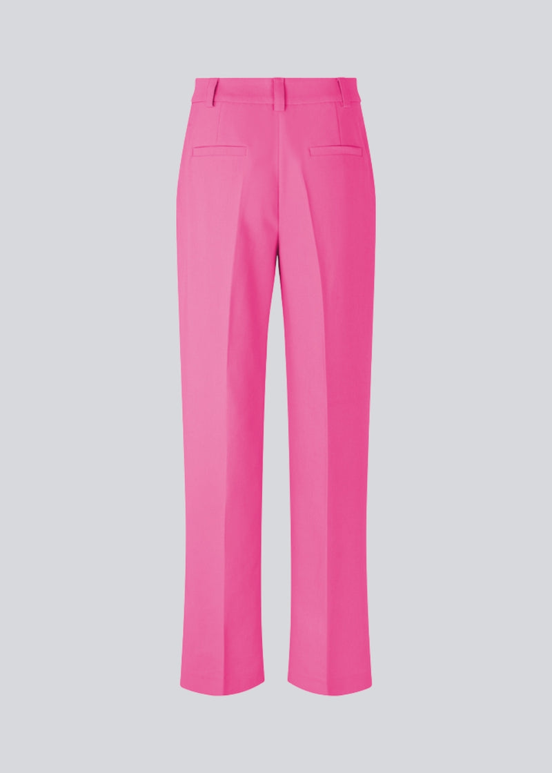 Gale pants has a classic design. The pants has straight, wide legs with pressfolds, which creates an elegant look.  These pants have a spacious fit. We recommend sizing down.