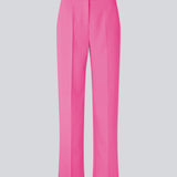 Gale pants has a classic design. The pants has straight, wide legs with pressfolds, which creates an elegant look.  These pants have a spacious fit. We recommend sizing down.