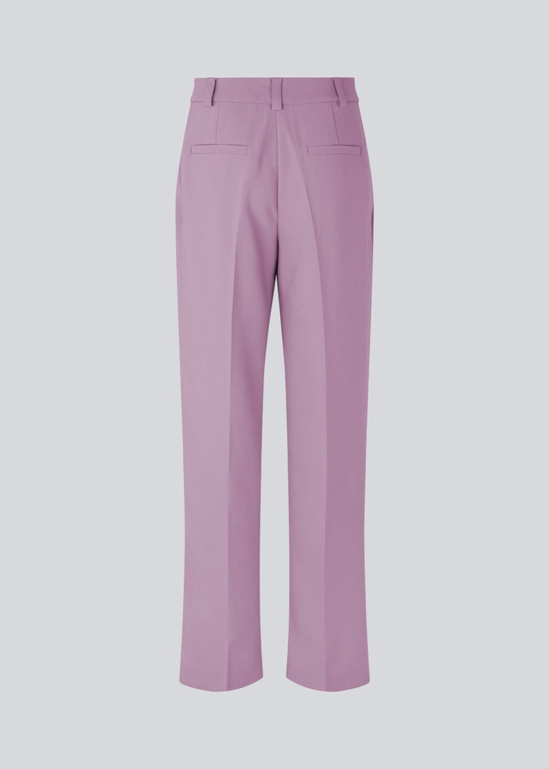 Gale pants in the color valerian have a classic design. The pants have straight, wide legs with pressfolds, which creates an elegant look. These pants have a spacious fit. We recommend sizing down.
