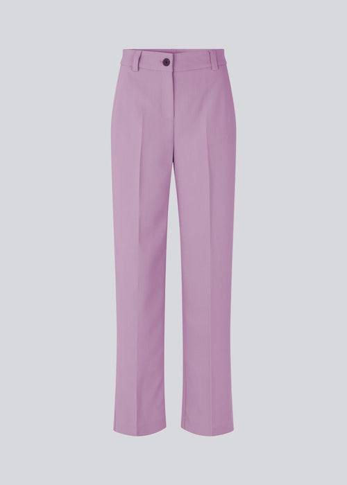Gale pants in the color valerian have a classic design. The pants have straight, wide legs with pressfolds, which creates an elegant look. These pants have a spacious fit. We recommend sizing down.