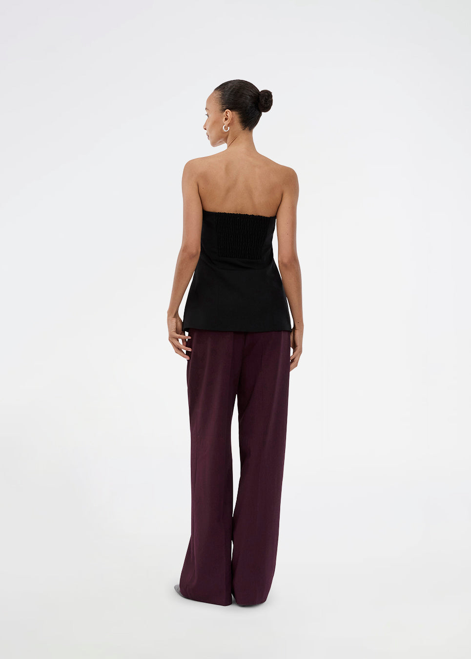 Gale pants has a classic design. The pants has straight, wide legs with pressfolds, which creates an elegant look. The model is 175 cm and wears a size S/36.
