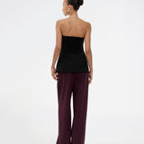 Gale pants has a classic design. The pants has straight, wide legs with pressfolds, which creates an elegant look. The model is 175 cm and wears a size S/36.
