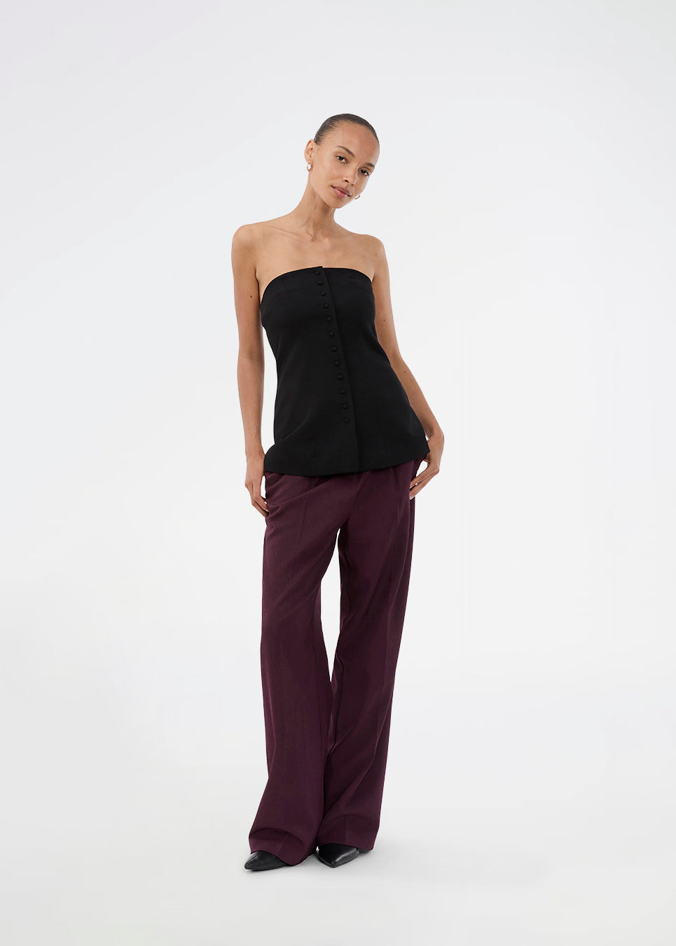 Gale pants has a classic design. The pants has straight, wide legs with pressfolds, which creates an elegant look. The model is 175 cm and wears a size S/36.
