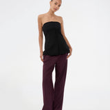Gale pants has a classic design. The pants has straight, wide legs with pressfolds, which creates an elegant look. The model is 175 cm and wears a size S/36.
