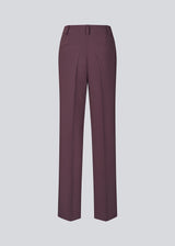 Gale pants has a classic design. The pants has straight, wide legs with pressfolds, which creates an elegant look. The model is 175 cm and wears a size S/36.

