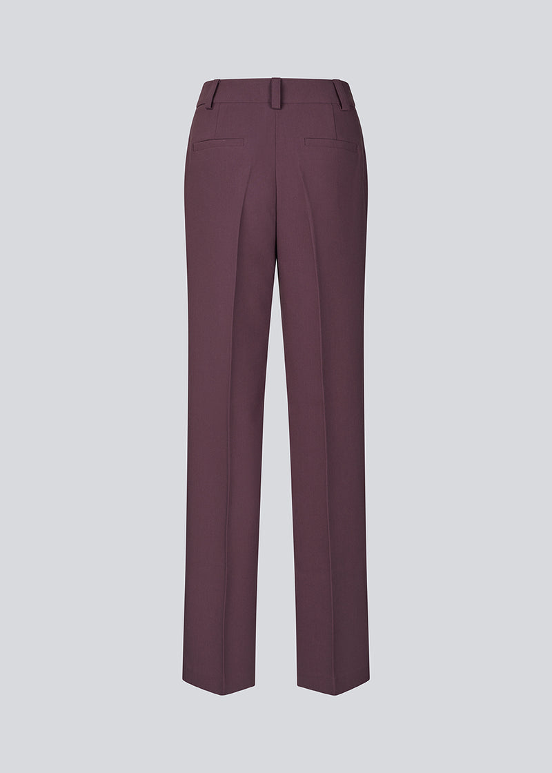 Gale pants has a classic design. The pants has straight, wide legs with pressfolds, which creates an elegant look. The model is 175 cm and wears a size S/36.
