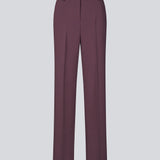 Gale pants has a classic design. The pants has straight, wide legs with pressfolds, which creates an elegant look. The model is 175 cm and wears a size S/36.
