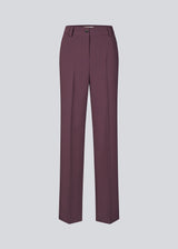 Gale pants has a classic design. The pants has straight, wide legs with pressfolds, which creates an elegant look. The model is 175 cm and wears a size S/36.
