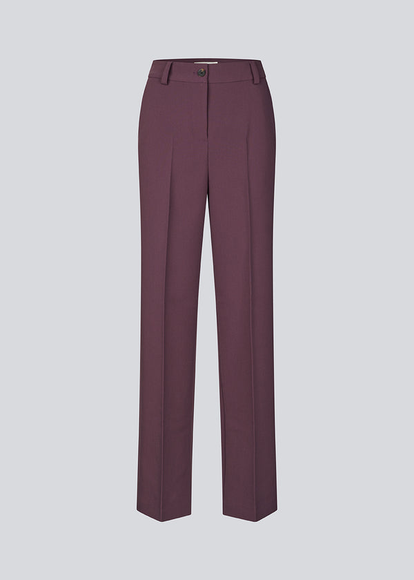 Gale pants has a classic design. The pants has straight, wide legs with pressfolds, which creates an elegant look. The model is 175 cm and wears a size S/36.
