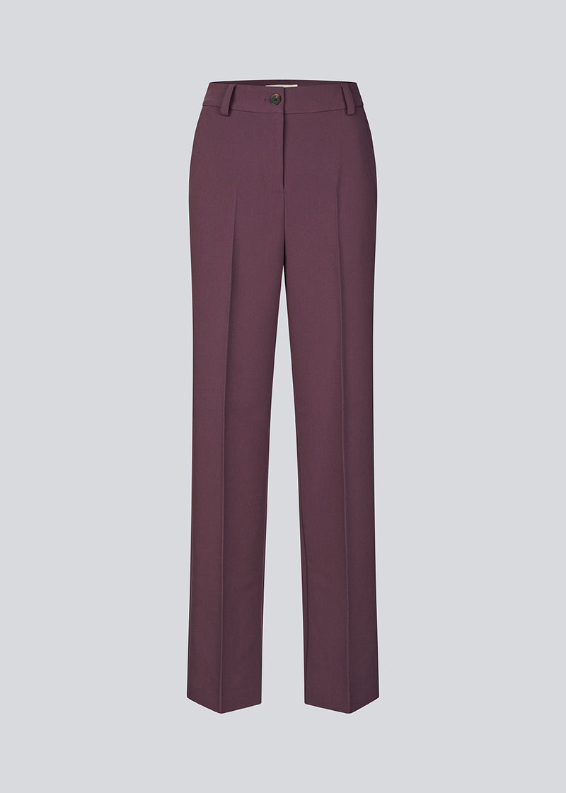 Gale pants has a classic design. The pants has straight, wide legs with pressfolds, which creates an elegant look. The model is 175 cm and wears a size S/36.
