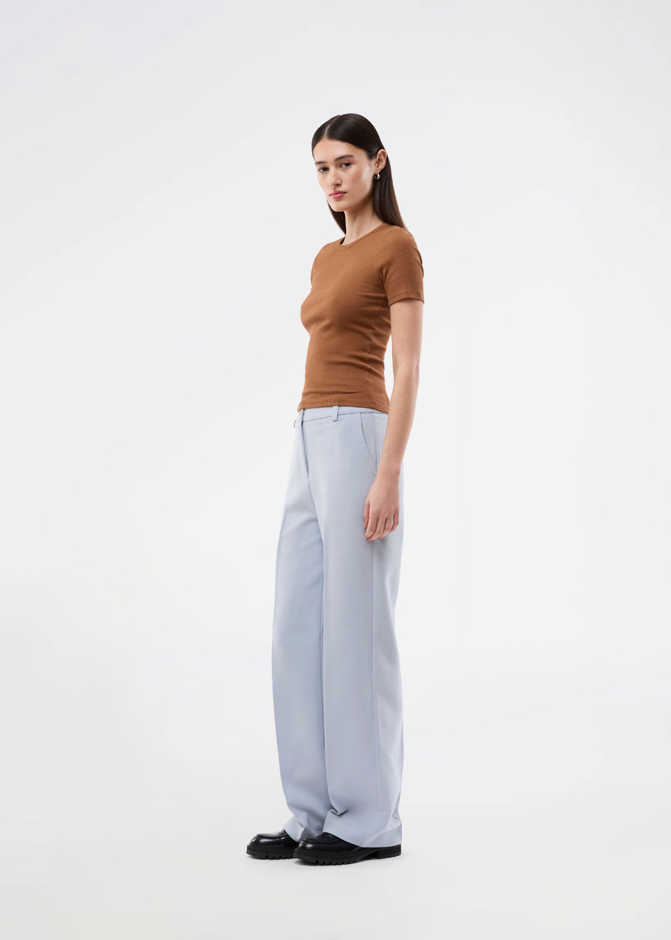Gale pants has a classic design. The pants has straight, wide legs with pressfolds, which creates an elegant look.