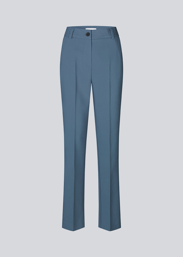 Gale straight pants in dark blue is a menswear-inspired style with straight, slim legs. The design of the pants is kept classic with press folds and a high waist. 