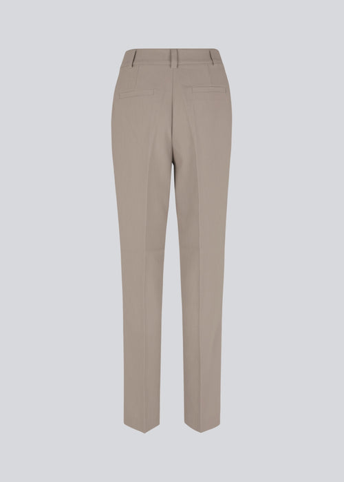 Gale straight pants is a menswear inspired style with straight, slim legs. The design of the pants is kept classic with pressfolds and a high waist. The model is 173 cm and wears a size S/36. 