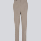 Gale straight pants is a menswear inspired style with straight, slim legs. The design of the pants is kept classic with pressfolds and a high waist. The model is 173 cm and wears a size S/36. 