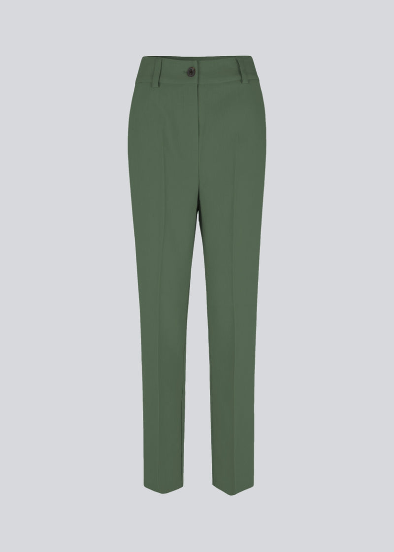 Gale straight pants in sea green is a menswear inspired style with straight, slim legs. The design of the pants is kept classic with pressfolds and a high waist. The model is 173 cm and wears a size S/36. 