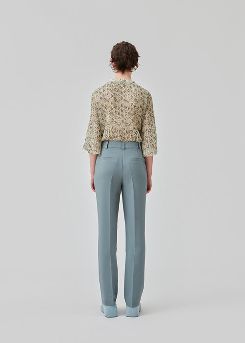 Gale straight pants in blue is a menswear inspired style with straight, slim legs. The design of the pants is kept classic with pressfolds and a high waist. The model is 173 cm and wears a size S/36