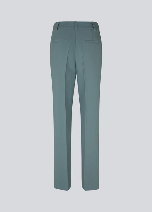 Gale straight pants in blue is a menswear inspired style with straight, slim legs. The design of the pants is kept classic with pressfolds and a high waist. The model is 173 cm and wears a size S/36