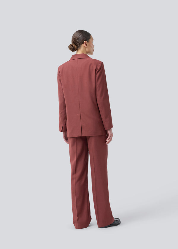 GaleMD 2 blazer in red features the classic and well-known Gale design, but in a lighter quality. The blazer has a button closure in front and a chest pocket on the left side. The model is 175 cm and wears a size S/36.