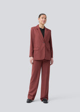 GaleMD 2 blazer in red features the classic and well-known Gale design, but in a lighter quality. The blazer has a button closure in front and a chest pocket on the left side. The model is 175 cm and wears a size S/36.
