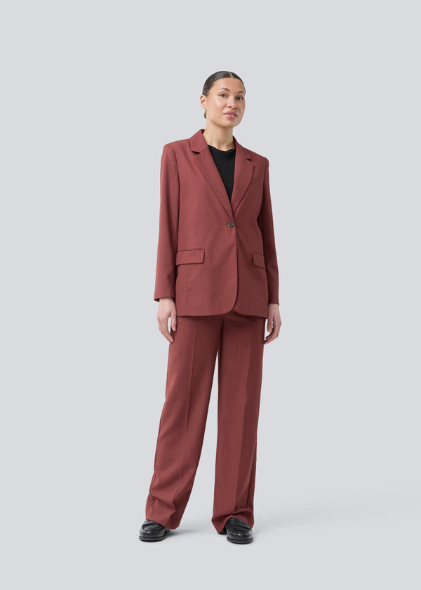 GaleMD 2 blazer in red features the classic and well-known Gale design, but in a lighter quality. The blazer has a button closure in front and a chest pocket on the left side. The model is 175 cm and wears a size S/36.
