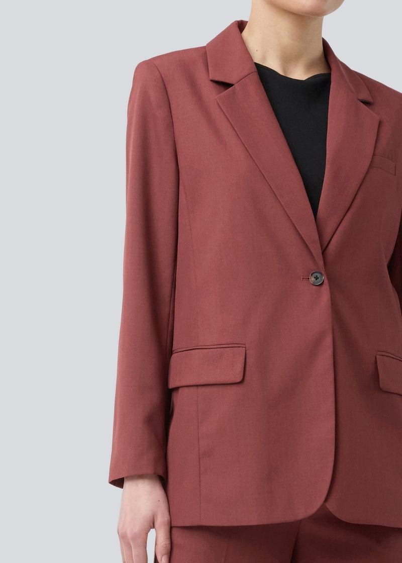GaleMD 2 blazer in red features the classic and well-known Gale design, but in a lighter quality. The blazer has a button closure in front and a chest pocket on the left side. The model is 175 cm and wears a size S/36.