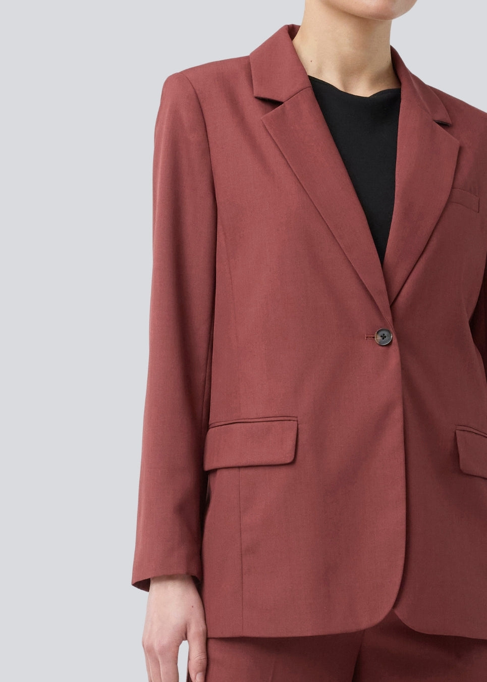 GaleMD 2 blazer in red features the classic and well-known Gale design, but in a lighter quality. The blazer has a button closure in front and a chest pocket on the left side. The model is 175 cm and wears a size S/36.