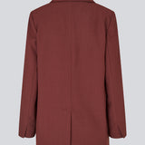 GaleMD 2 blazer in red features the classic and well-known Gale design, but in a lighter quality. The blazer has a button closure in front and a chest pocket on the left side. The model is 175 cm and wears a size S/36.