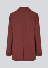 GaleMD 2 blazer in red features the classic and well-known Gale design, but in a lighter quality. The blazer has a button closure in front and a chest pocket on the left side. The model is 175 cm and wears a size S/36.