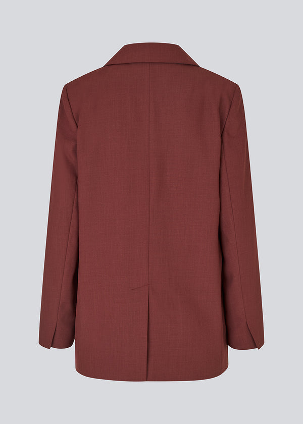 GaleMD 2 blazer in red features the classic and well-known Gale design, but in a lighter quality. The blazer has a button closure in front and a chest pocket on the left side. The model is 175 cm and wears a size S/36.
