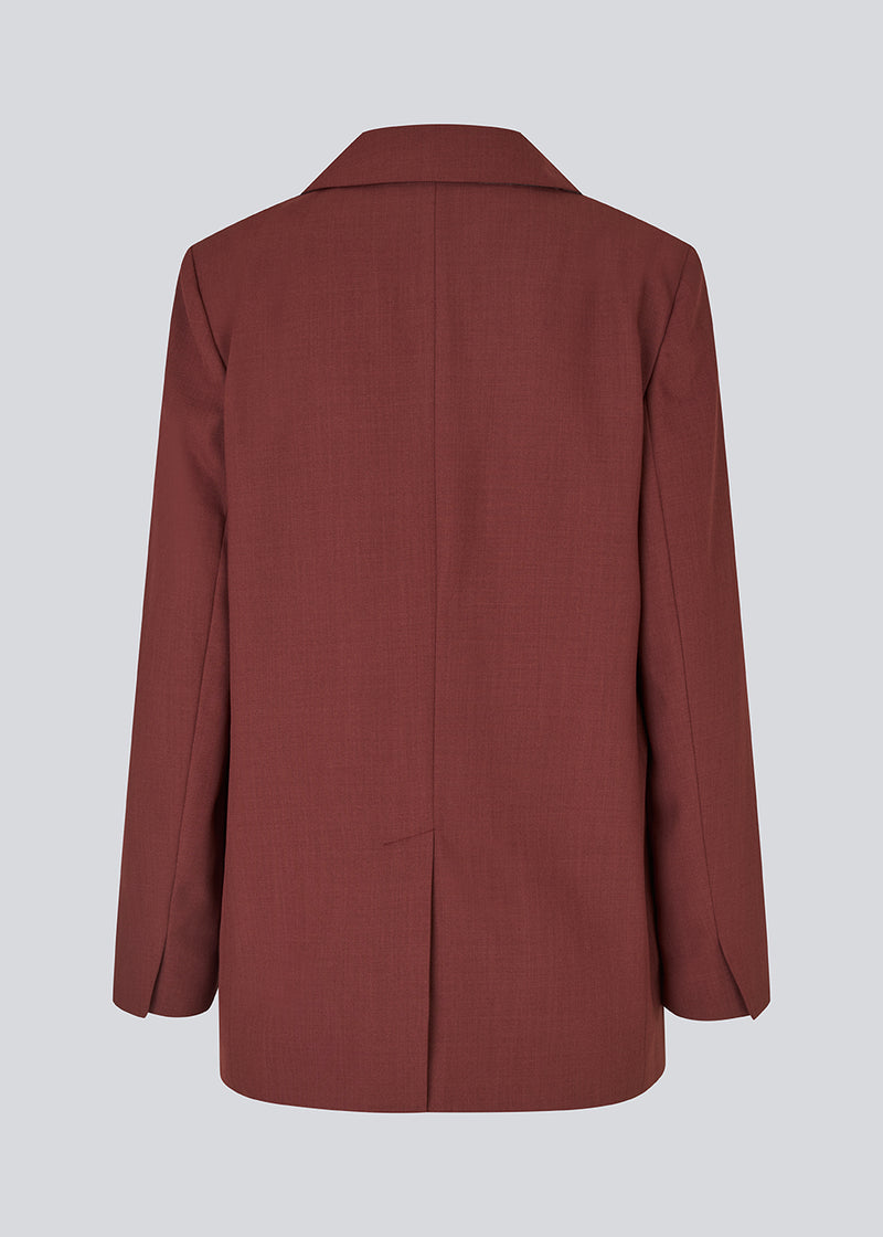 GaleMD 2 blazer in red features the classic and well-known Gale design, but in a lighter quality. The blazer has a button closure in front and a chest pocket on the left side. The model is 175 cm and wears a size S/36.