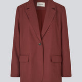 GaleMD 2 blazer in red features the classic and well-known Gale design, but in a lighter quality. The blazer has a button closure in front and a chest pocket on the left side. The model is 175 cm and wears a size S/36.