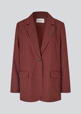 GaleMD 2 blazer in red features the classic and well-known Gale design, but in a lighter quality. The blazer has a button closure in front and a chest pocket on the left side. The model is 175 cm and wears a size S/36.